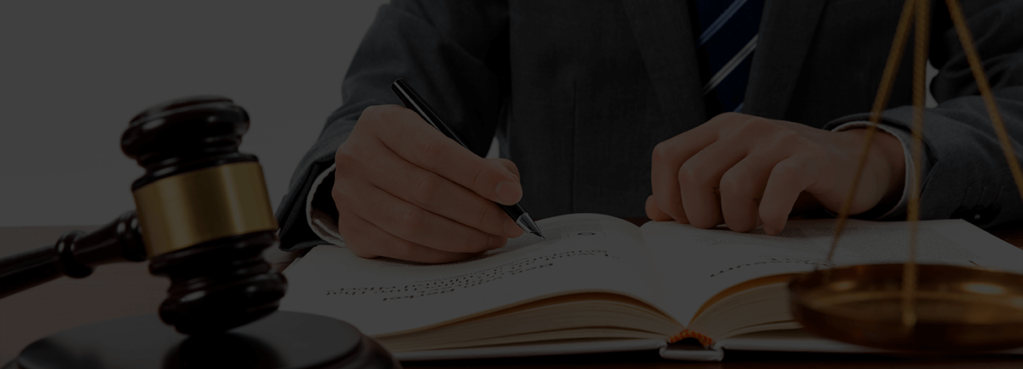 Imagem de uma pessoa escrevendo em um livro ata.