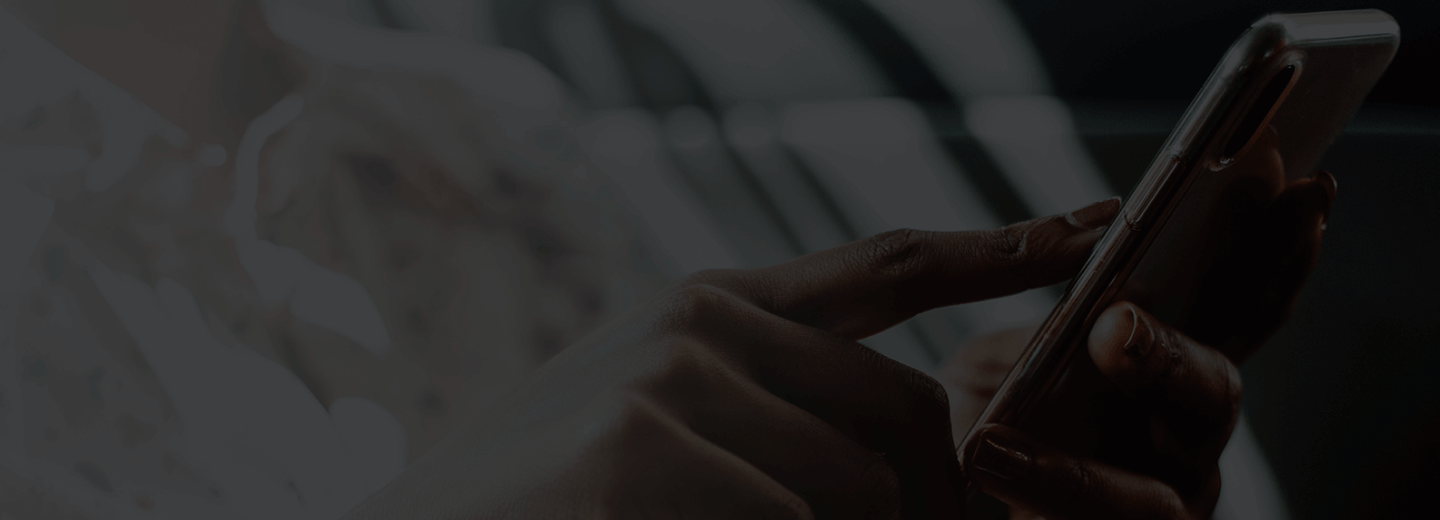Imagem contendo uma pessoa segurando um smartphone.